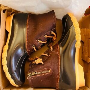 Sperry Navy and Brown Waterproof Back-Zip Duck Boots Brand New